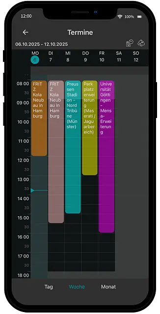 Smartphone zeigt die AppOne-Terminübersicht mit geplanten Baustellenterminen vor einem modernen Arbeitsplatz.