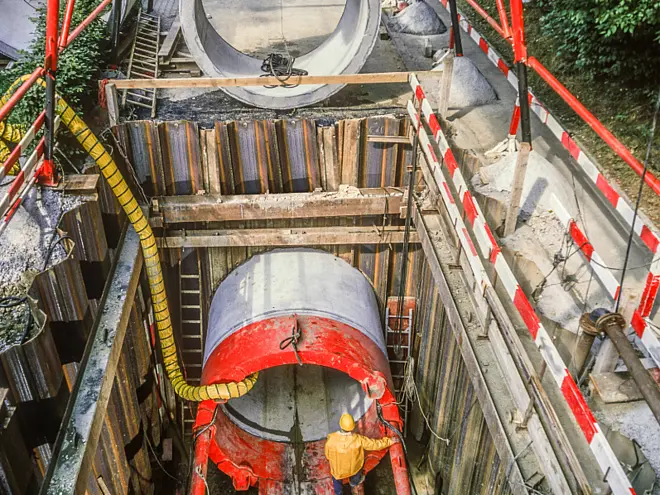 Baustelle im Tiefbau mit Baggerarbeiten und Rohrverlegung – stellvertretend für die digitale Baustellenorganisation mit Pro-Bau/S® AddOne.