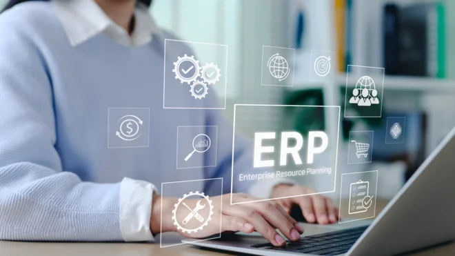 Auszubildender arbeitet am Laptop mit ERP-System – Symbolbild für die Ausbildung Fachinformatiker Systemintegration.