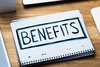 Benefits bei Husemann & Fritz – Ihre Vorteile im Überblick Foto eines Schreibtischs mit aufgeklapptem kariertem Notizbuch. Auf dem Notizbuch steht groß das Wort „BENEFITS“. Daneben sind Laptop, Tablet und Computermaus zu sehen. Das Bild steht für die Vorteile und Zusatzleistungen bei Husemann & Fritz.