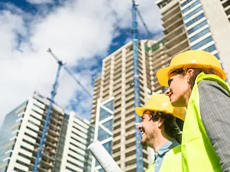Baustelle im Hochbau mit Rohbauarbeiten und Baugerüst – symbolisch für die digitale Unterstützung durch Pro-Bau/S® AddOne im Bereich Hochbau.