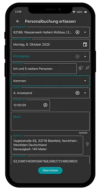 Smartphone mit AppOne zur mobilen Geräteerfassung auf der Baustelle mit Eingabefeldern für Gerät, Zählerstand, Dauer und Einsatzort