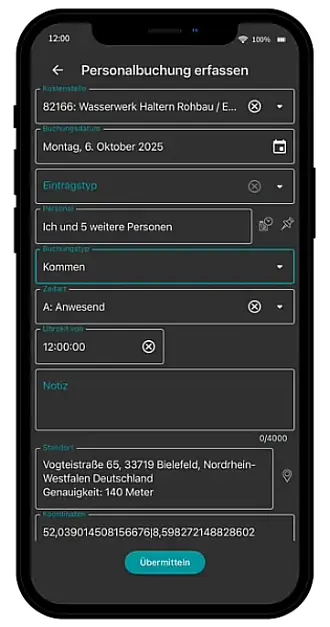 Smartphone mit AppOne zur mobilen Geräteerfassung auf der Baustelle mit Eingabefeldern für Gerät, Zählerstand, Dauer und Einsatzort