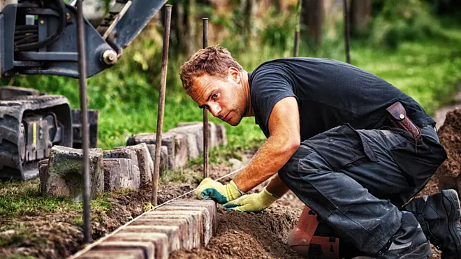 Garten- und Landschaftsbau mit Pflasterarbeiten, Grünflächen und Außenanlagen – symbolisch für die digitale Baustellenabwicklung im Galabau mit Pro-Bau/S® AddOne.