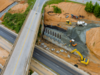 Digitale Ingenieurbau Software im Praxiseinsatz Bauingenieure und Fachkräfte auf einer Brückenbaustelle steuern ein komplexes Ingenieurbauprojekt digital mit Tablet und mobiler Software.