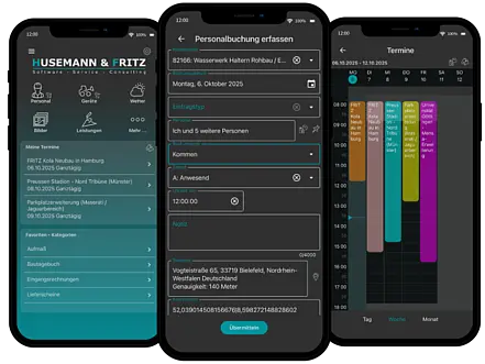 Drei Smartphone-Screens einer Baumanagement-App mit Menü, Formular zur Personalbuchung und Terminübersicht.