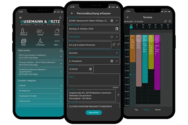 Drei Smartphone-Screens einer Baumanagement-App mit Menü, Formular zur Personalbuchung und Terminübersicht.