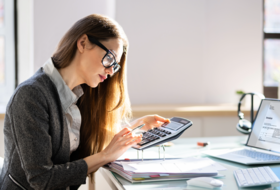 Screenshot aus Pro-Bau/S® AddOne: Finanzbuchhaltung mit Personendaten, Vorgängen und Übersicht der Buchungsposten.
